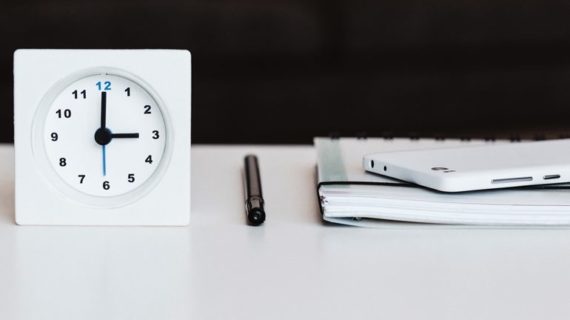 quare white desk clock